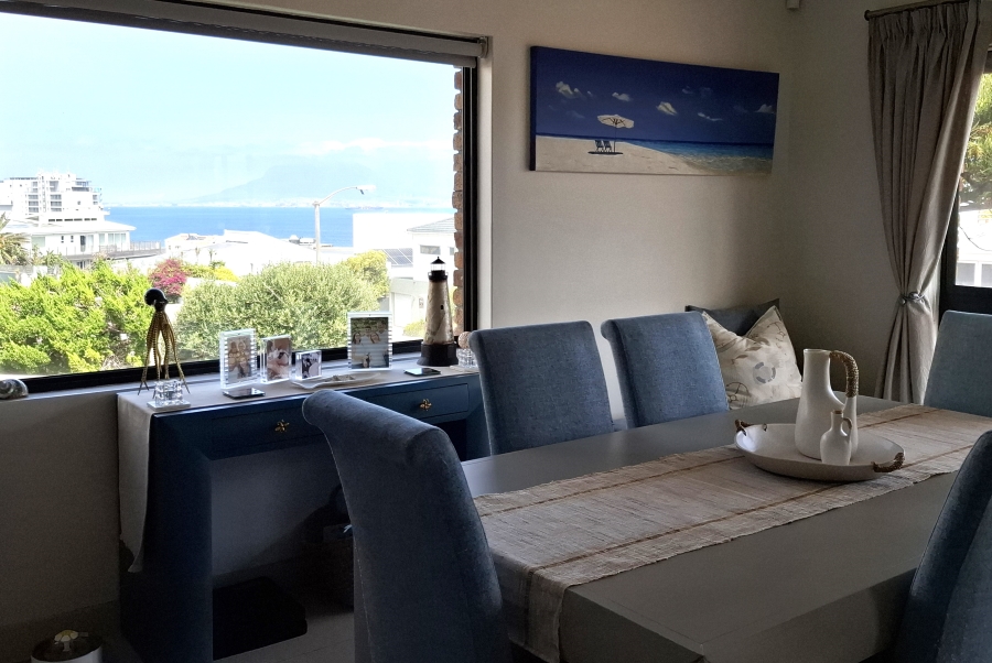 To Let 4 Bedroom Property for Rent in Bloubergstrand Western Cape